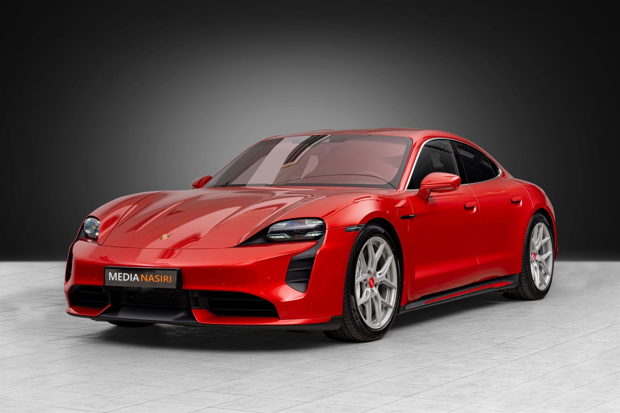 Bilfotografering: rød Porsche Taycan fotografert i studio for bilforhandler
