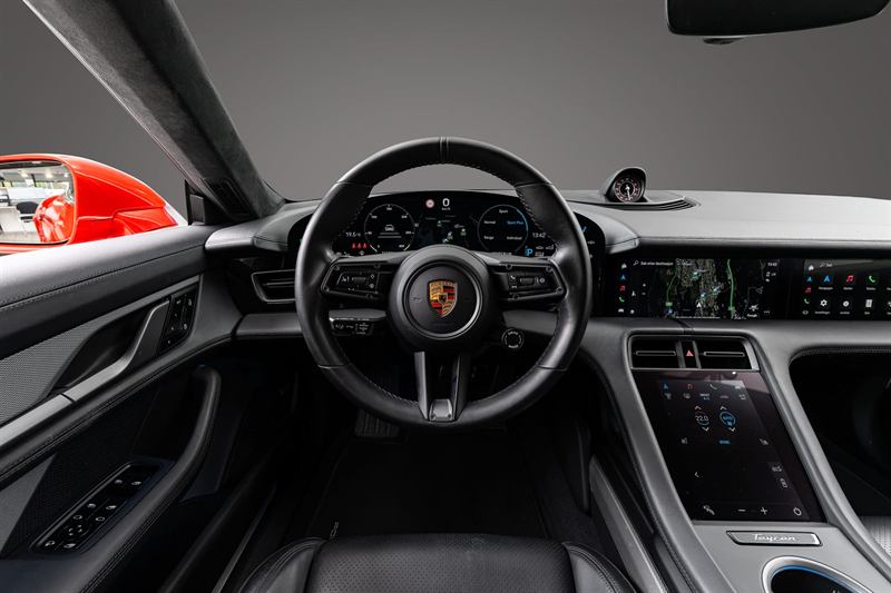 Interiørfoto av dashbord i Porsche Taycan