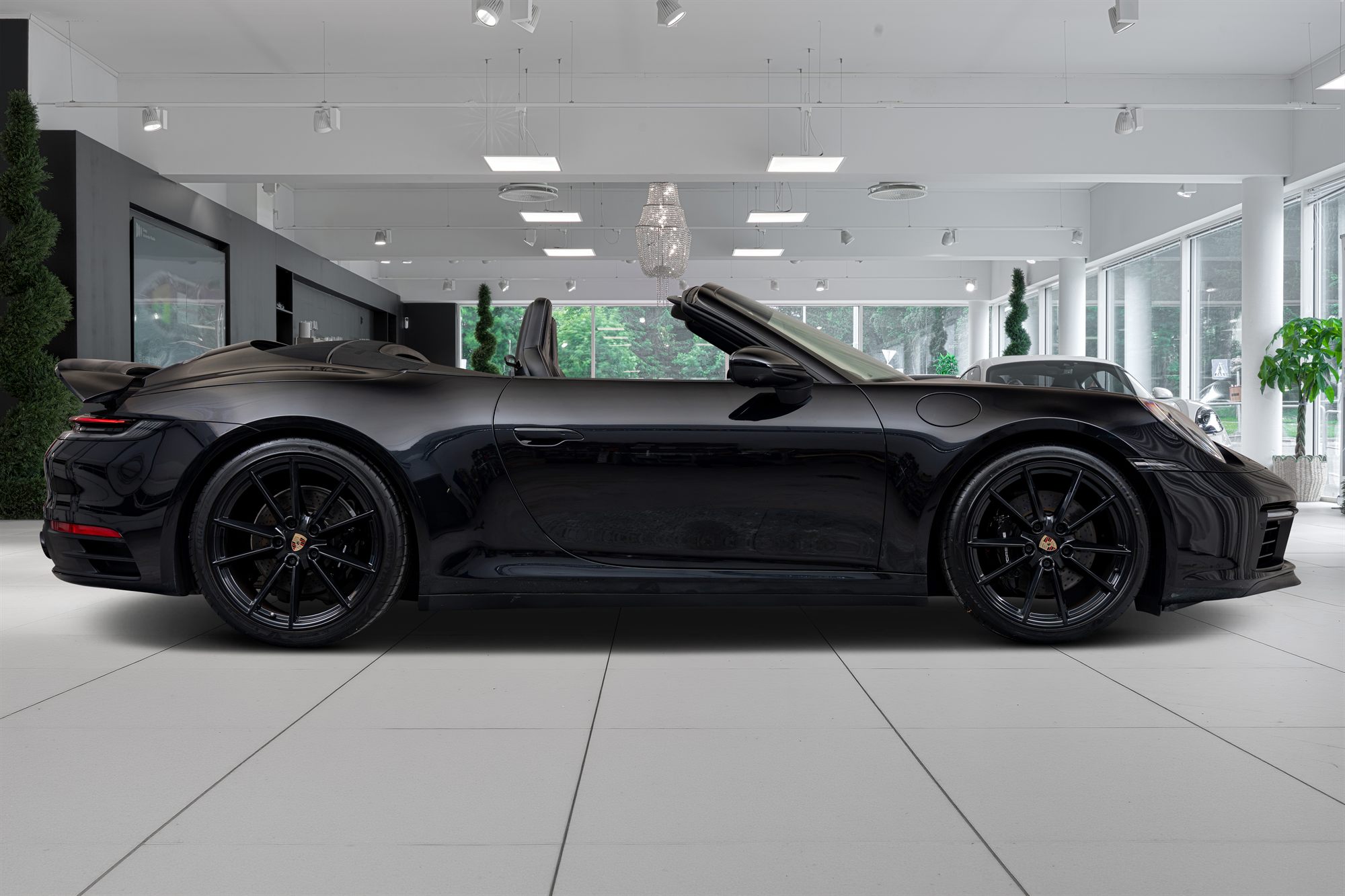 Bilfotografering i showroom: sort Porsche 911 Cabriolet